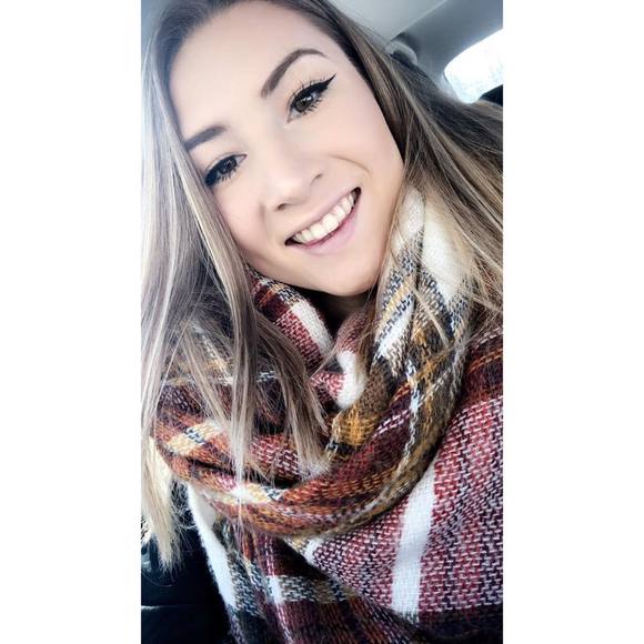 Meet your Posher, Isabelle - Picture 2 of 3